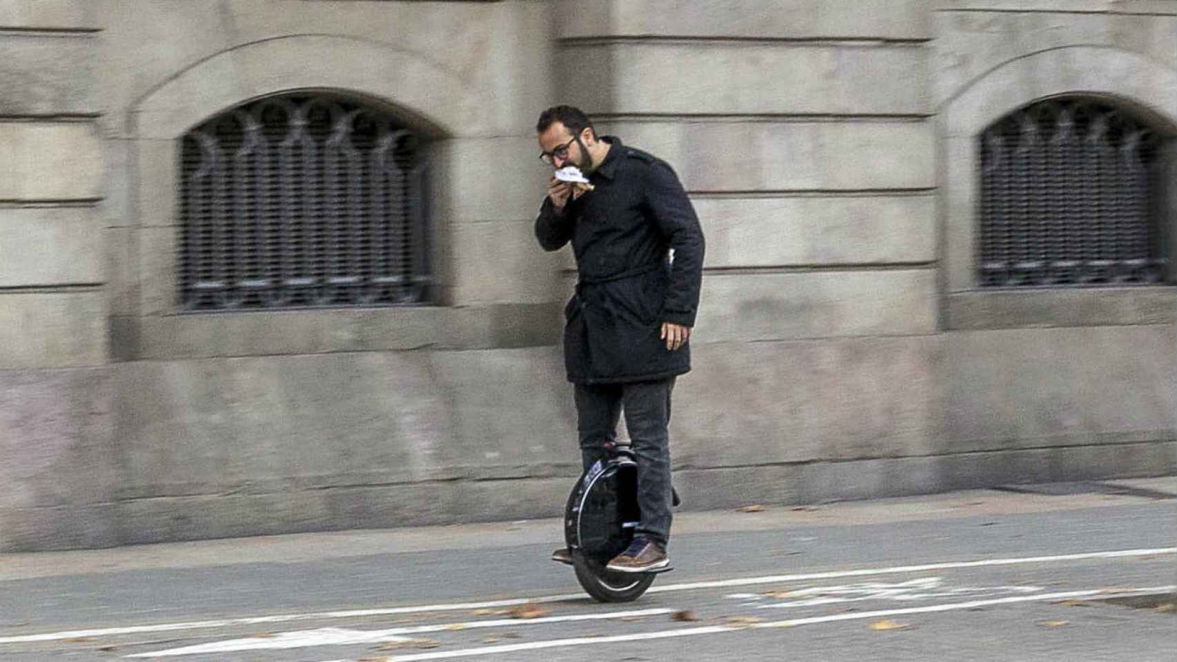 Comiendo en monociclo y manteniendo el equilibrio, casi nada / HUGO FERNÁNDEZ