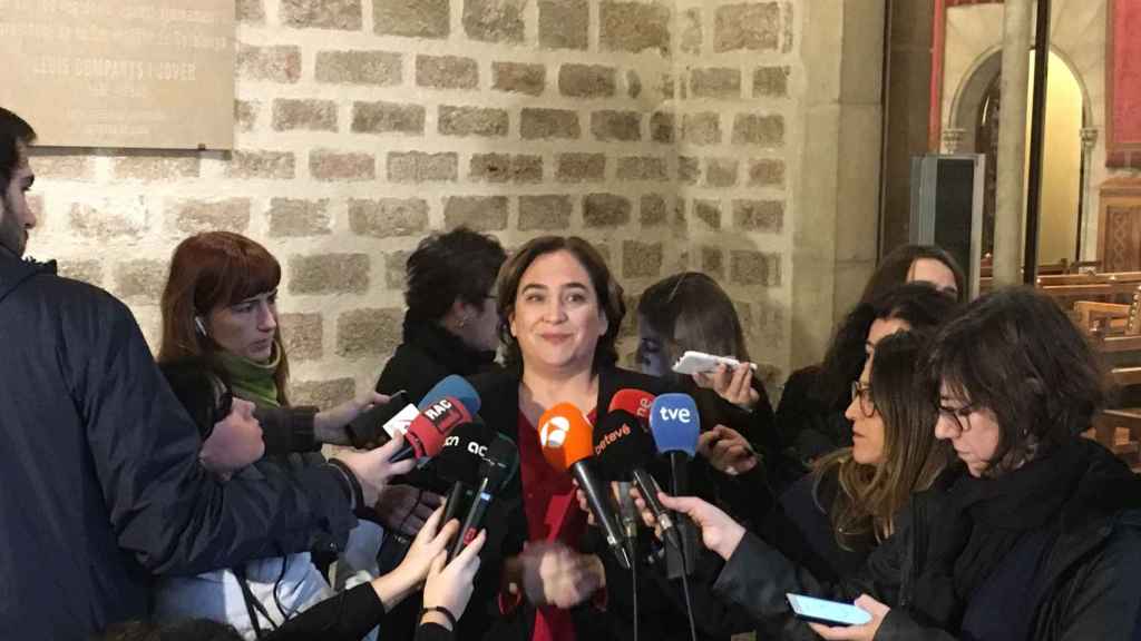 Ada Colau ha llegado tarde al pleno por querer atender antes a los medios / MIKI