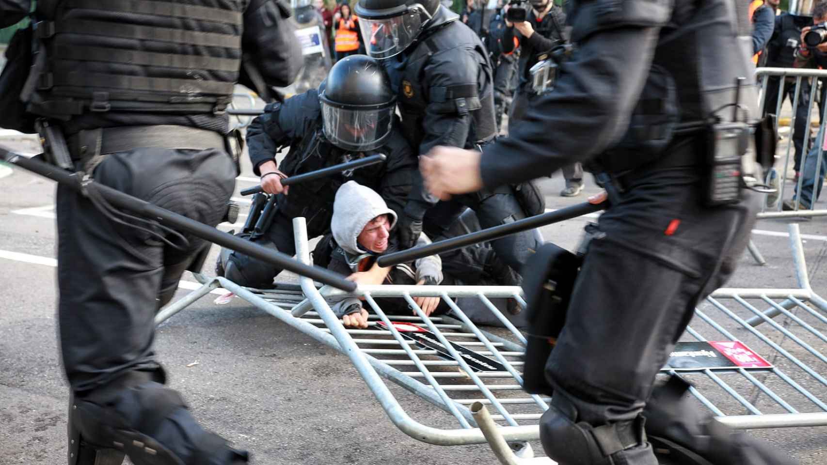 Los Mossos d'Esquadra detienen a un hombre en la zona de Drassanes / HUGO FERNÁNDEZ