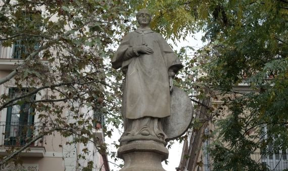 Estatua de Sant Vicenç que preside la plaza / HUGO FERNÁNDEZ