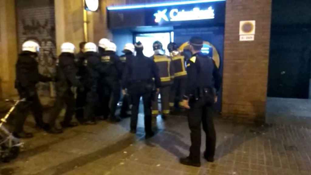 Imagen del vídeo con los guardias urbanos preparados para intervenir