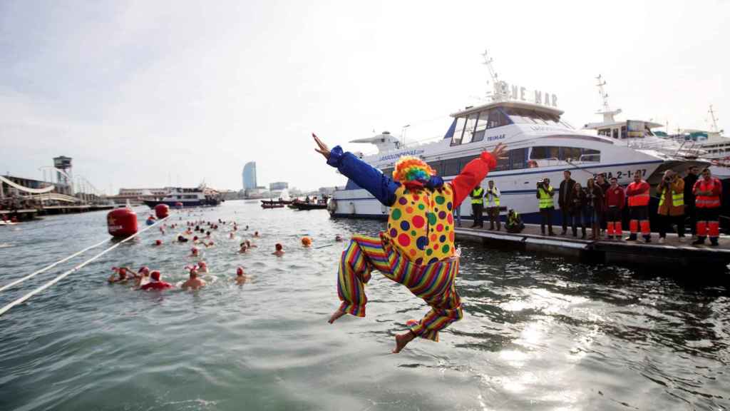 La Copa Nadal se ha desarrollado en un ambiente muy festivo en el Port de Barcelona / EFE