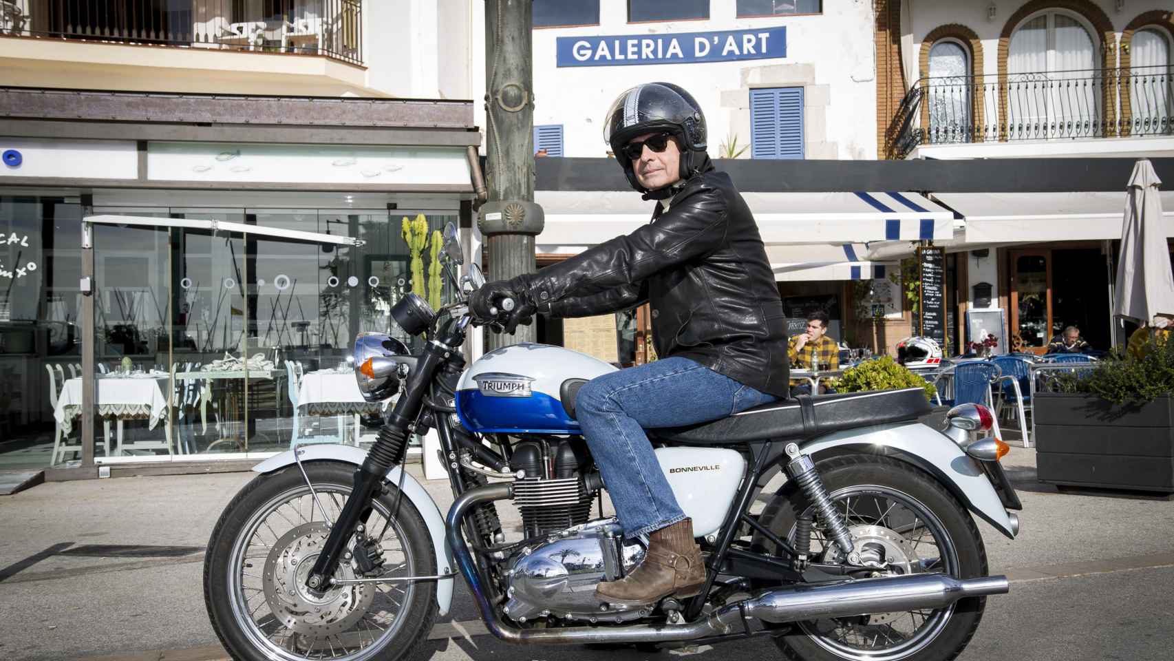 El rockero Sabino Méndez, en Sitges, montado en su moto / HUGO FERNÁNDEZ