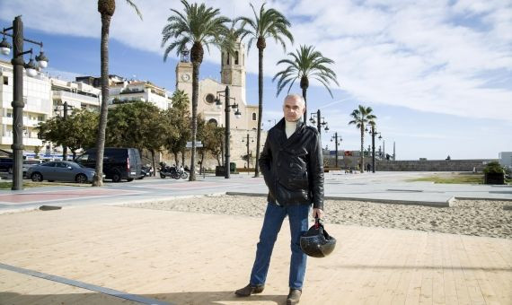 Sabino Méndez, con la iglesia de Sitges al fondo / HUGO FERNÁNDEZ