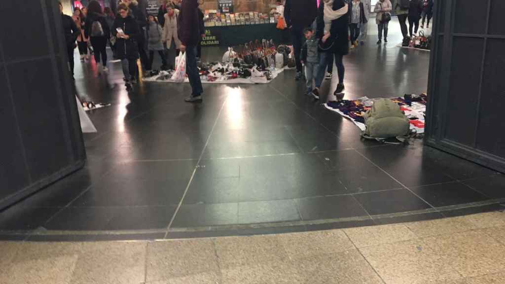 Vendedores ambulantes exhiben su mercancía en plaza Catalunya / P. A.