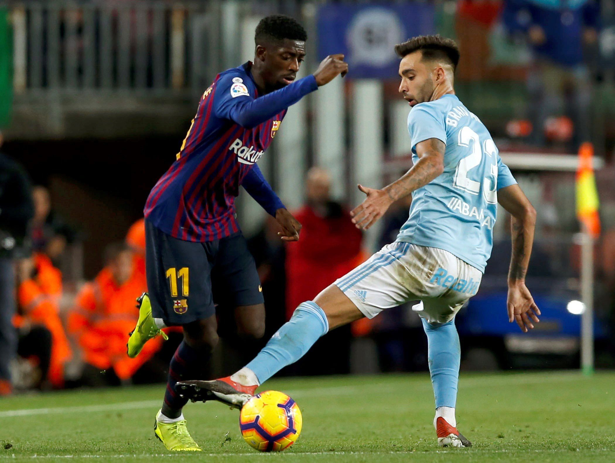 Dembélé regatea a un jugador del Celta / EFE