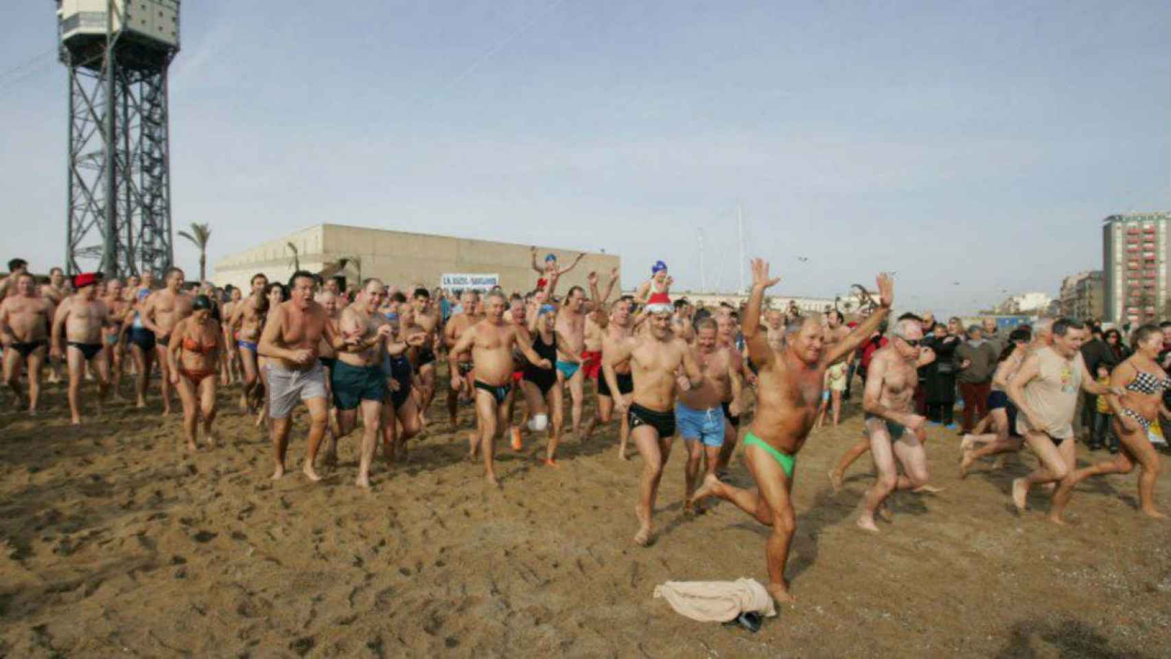 El primer baño del año ya es un evento tradicional de mucho éxito / @barcelona cat