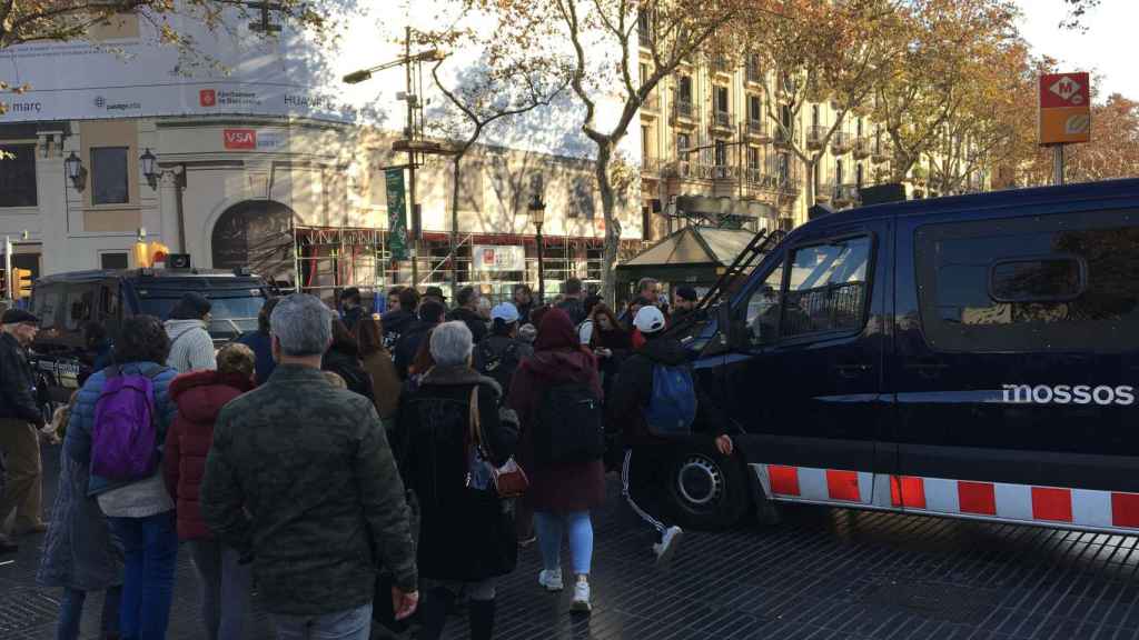 Dos furgonetas de los Mossos d'Esquadra en un dispositivo antiterrorista de La Rambla / PA