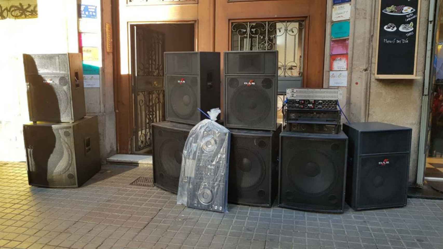 Equipo de música con grandes altavoces que estaba dentro del local clausurado / @barcelona_GUB