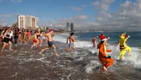 Participantes en el primer baño de 2019 en Barcelona / EFE / TONI ALBIR