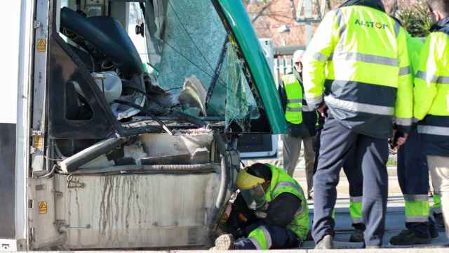 Operarios de Alstom, la antigua La Maquinista, trabajan en el tranvía accidentado / HUGO FERNÁNDEZ