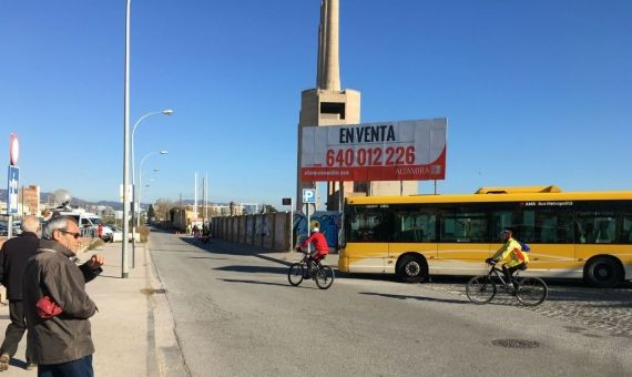 Juan y José, los dos jubilados de la antigua La Maquinista, en sus bicicletas / MIKI