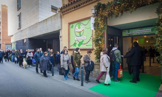 Cola en el obrador de Gràcia para entregar el vidrio a cambio de roscones / ECOVIDRIO