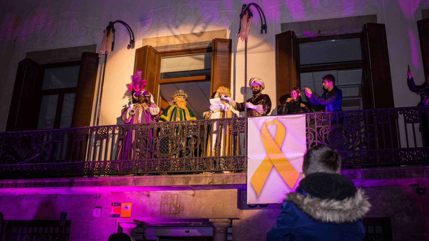 Los Reyes Magos en el balcón de Sant Andreu / Twitter