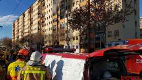 Bomberos trabajan en el incendio de una vivienda de Badalona / BOMBERS TWITTER