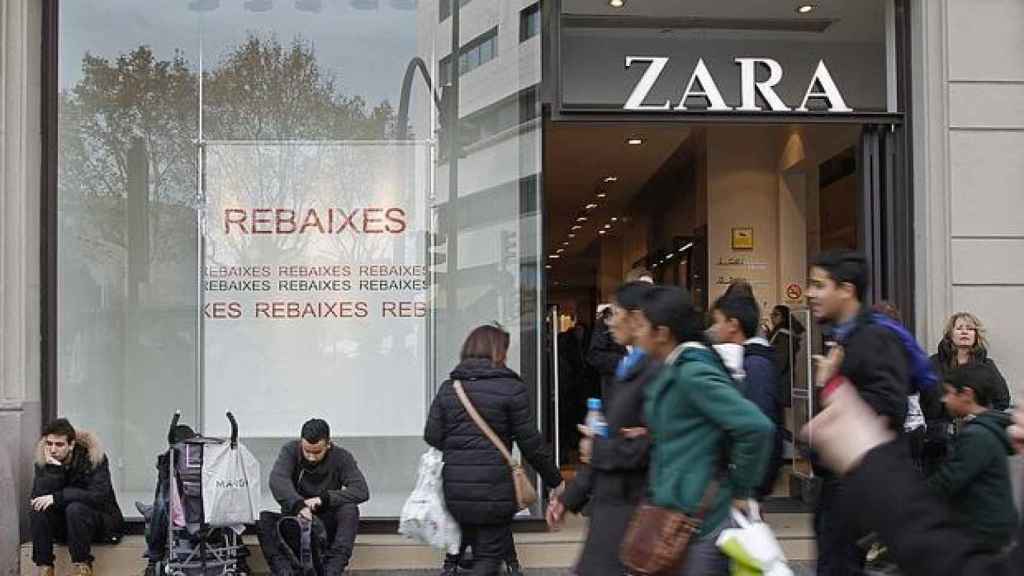 Rebajas en el centro de Barcelona, imagen de archivo / EFE