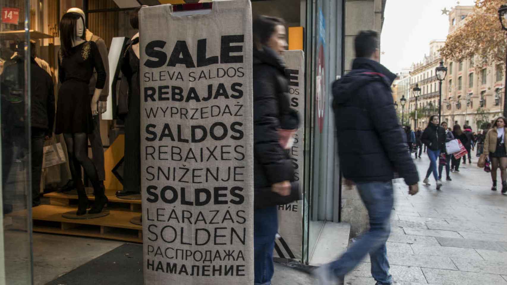 Los comercios anuncian el inicio de las rebajas tras las fiestas navideñas en Barcelona / HUGO FERNANDEZ