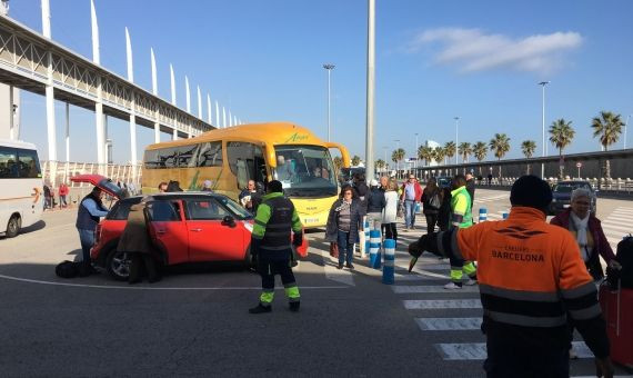 Los pasajeros bajan de sus vehículos y se dirigen a la terminal / MIKI