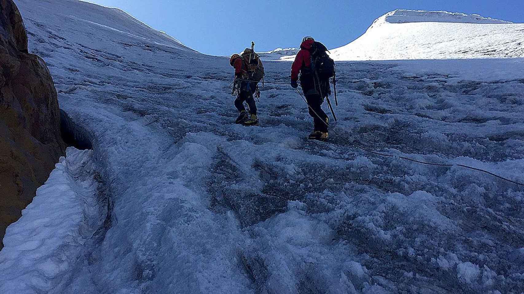 Dos montañistas ascienden el nevado Mateo en los Andes peruanos, en una imagen de archivo / NUESTRA MONTAÑA WEB