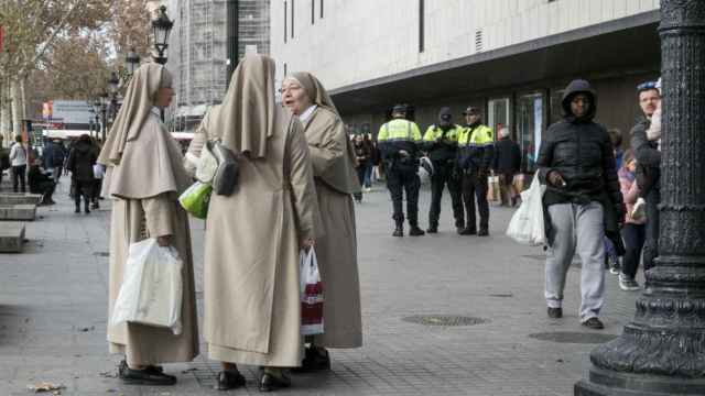 Las monjas también aprovechan las rebajas para hacer sus compras / HUGO FERNÁNDEZ