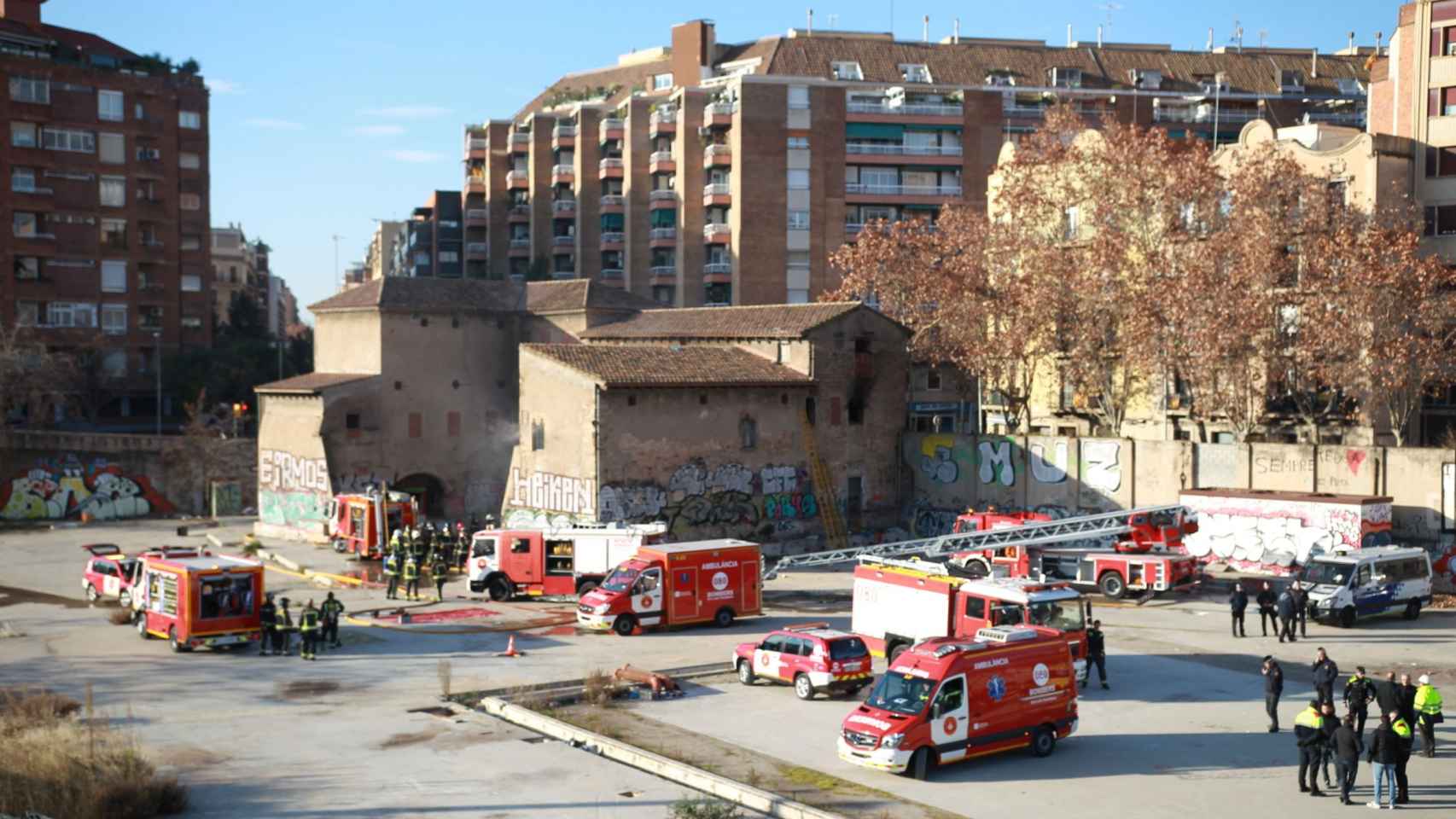 El gobierno de Colau ha recuperado la Torre del Fang gracias a un incendio / HUGO FERNÁNDEZ