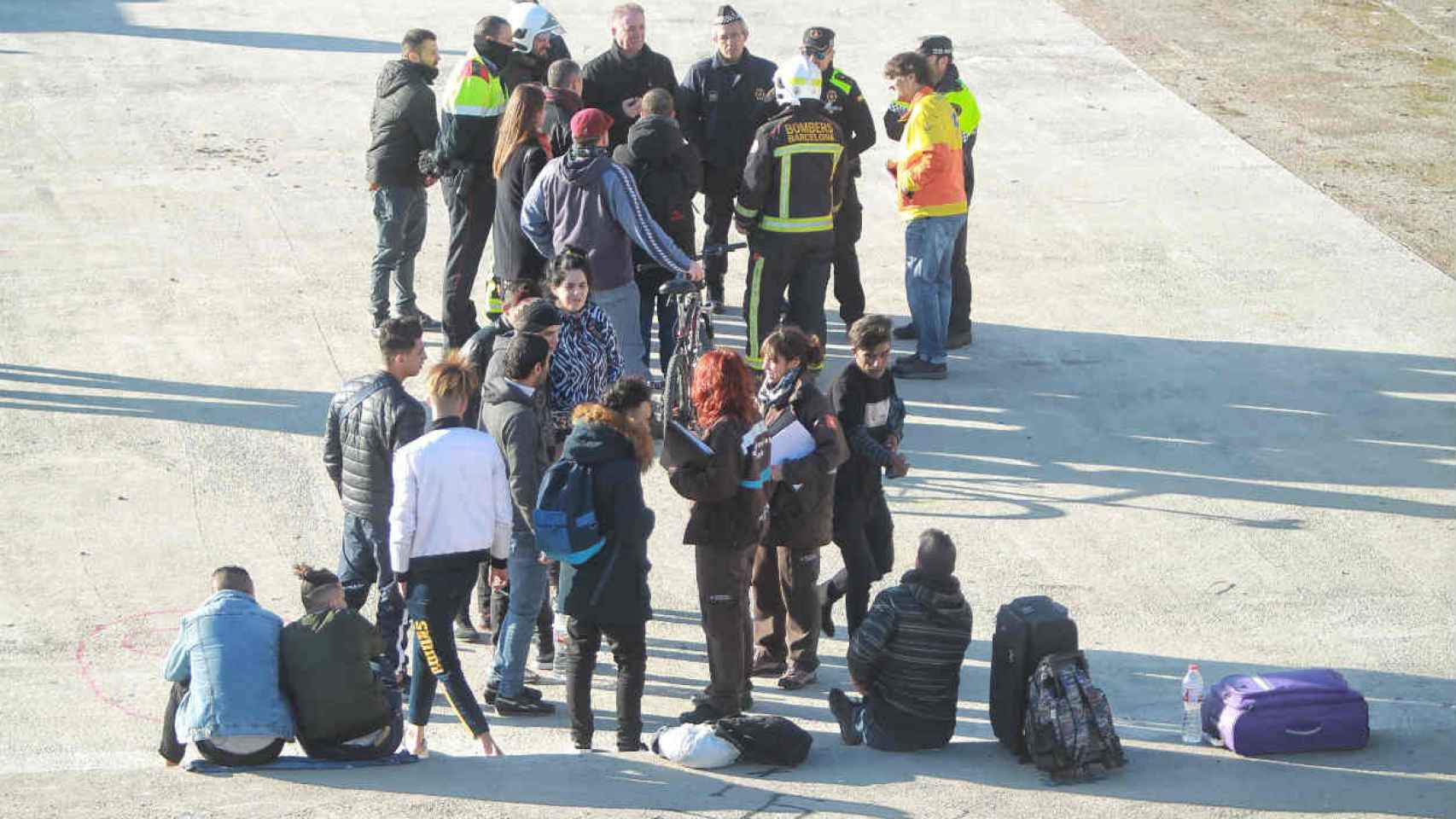 Okupas, servicios sociales, guardia urbana y bomberos, en la Torre del Fang / HUGO FERNÁNDEZ