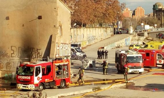 Los bomberos trabajan en la extinción del incendio de la Torre del Fang / HUGO FERNÁNDEZ