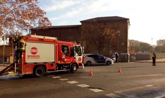 Un camión de bomberos junto a la Torre del Fang, entre las calles Clot y Espronceda / HUGO FERNÁNDEZ