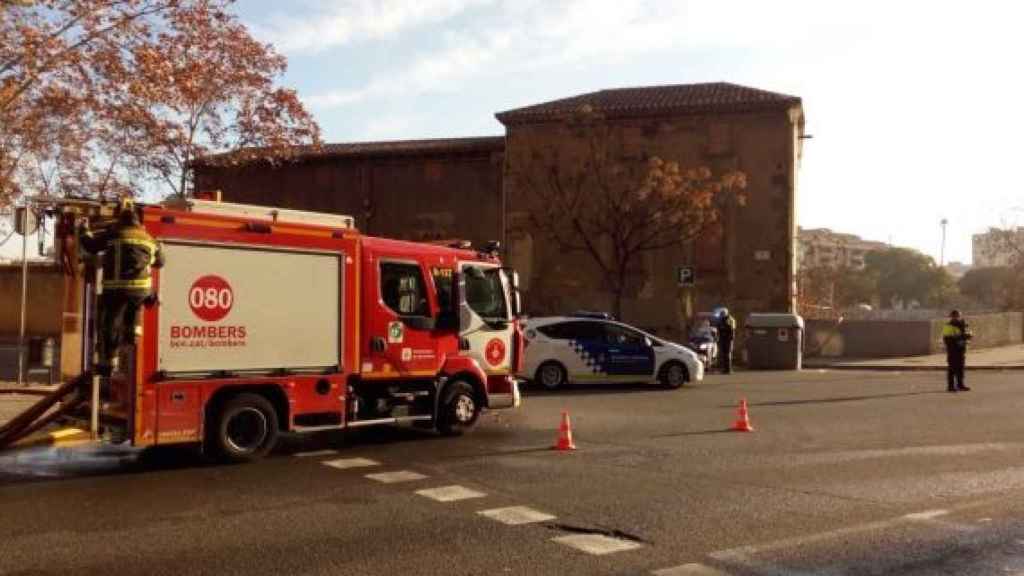 Un camión de bomberos junto a la Torre del Fang, entre las calles Clot y Espronceda / HUGO FERNÁNDEZ