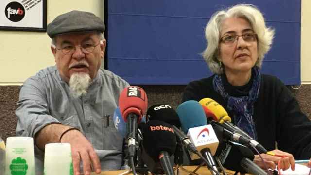 Filiberto Bravo (AV Ciutat Meridiana) y Ana Menéndez (Favb), en la conferencia de prensa / MIKI