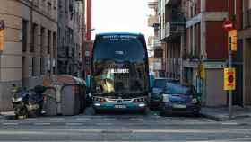 Un autocar turístico en la calle de Praga, en el Baix Guinardó / HUGO FERNÁNDEZ