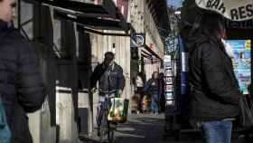 Un bicicleta circula por una acera estrecha, cerca de la estación de França de BCN / HUGO FERNÁNDEZ