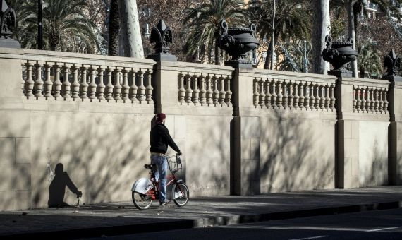 Una bicicleta sobre la acera, junto al Arc de Triomf de BCN / HUGO FERNÁNDEZ