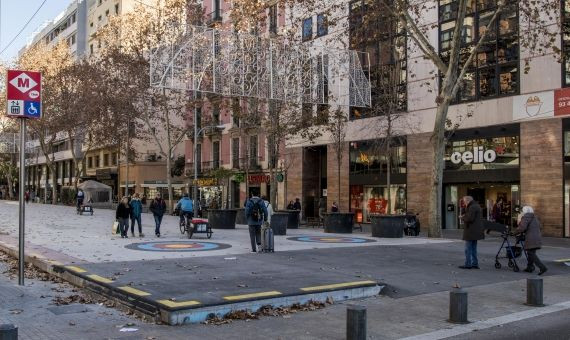 La ronda de Sant incluye un bordillo que resulta peligroso para las personas invidentes / H. FERNÁNDEZ