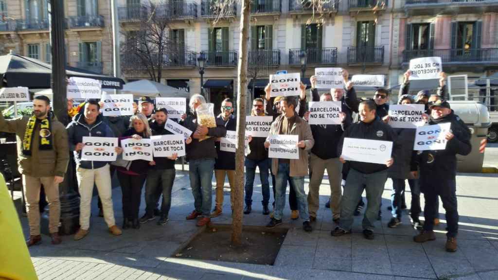 Los taxistas protestan frente al Colegio de Periodistas contra directivos de Cabify / PAULA BALDRICH