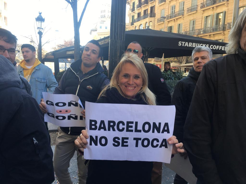 Una taxista sostiene un cartel de protesta durante el boicot a Cabify / PAULA BALDRICH