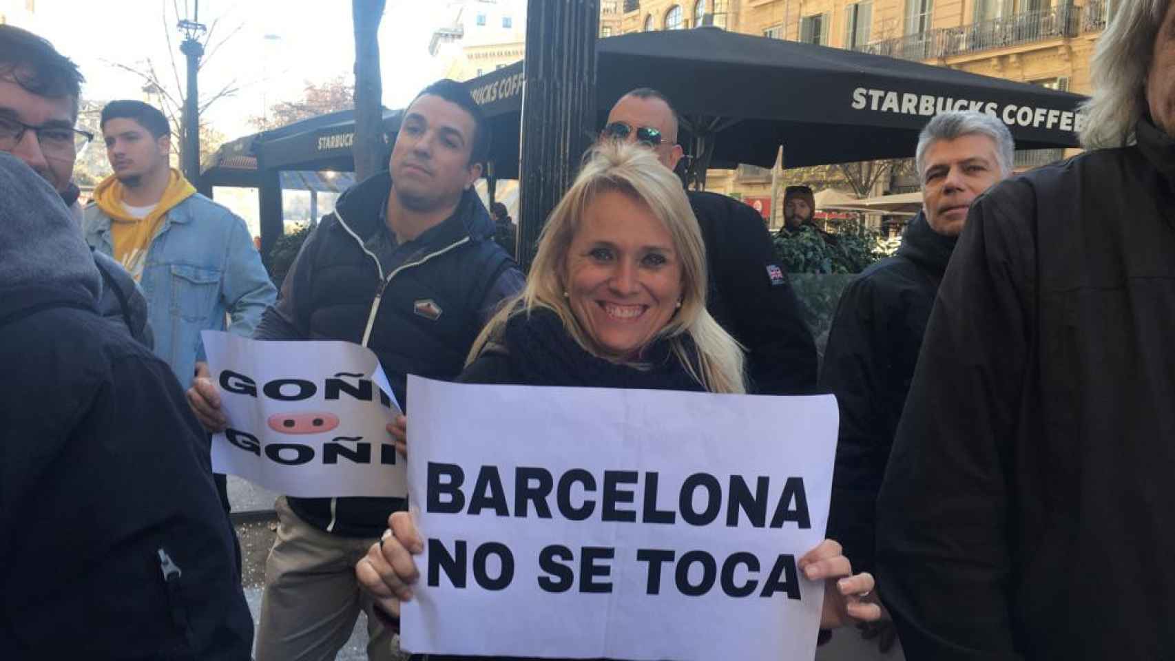 Una taxista sostiene un cartel de protesta durante el boicot a Cabify / PAULA BALDRICH