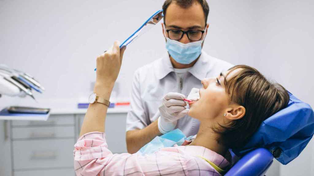 Los dentistas acusan a Colau de hacer publicidad engañosa.