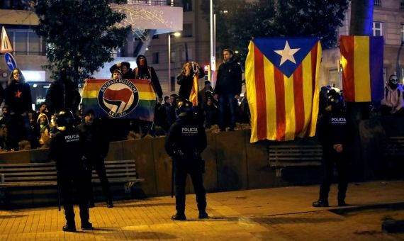 Manifestantes y policías, frente a frente / EFE