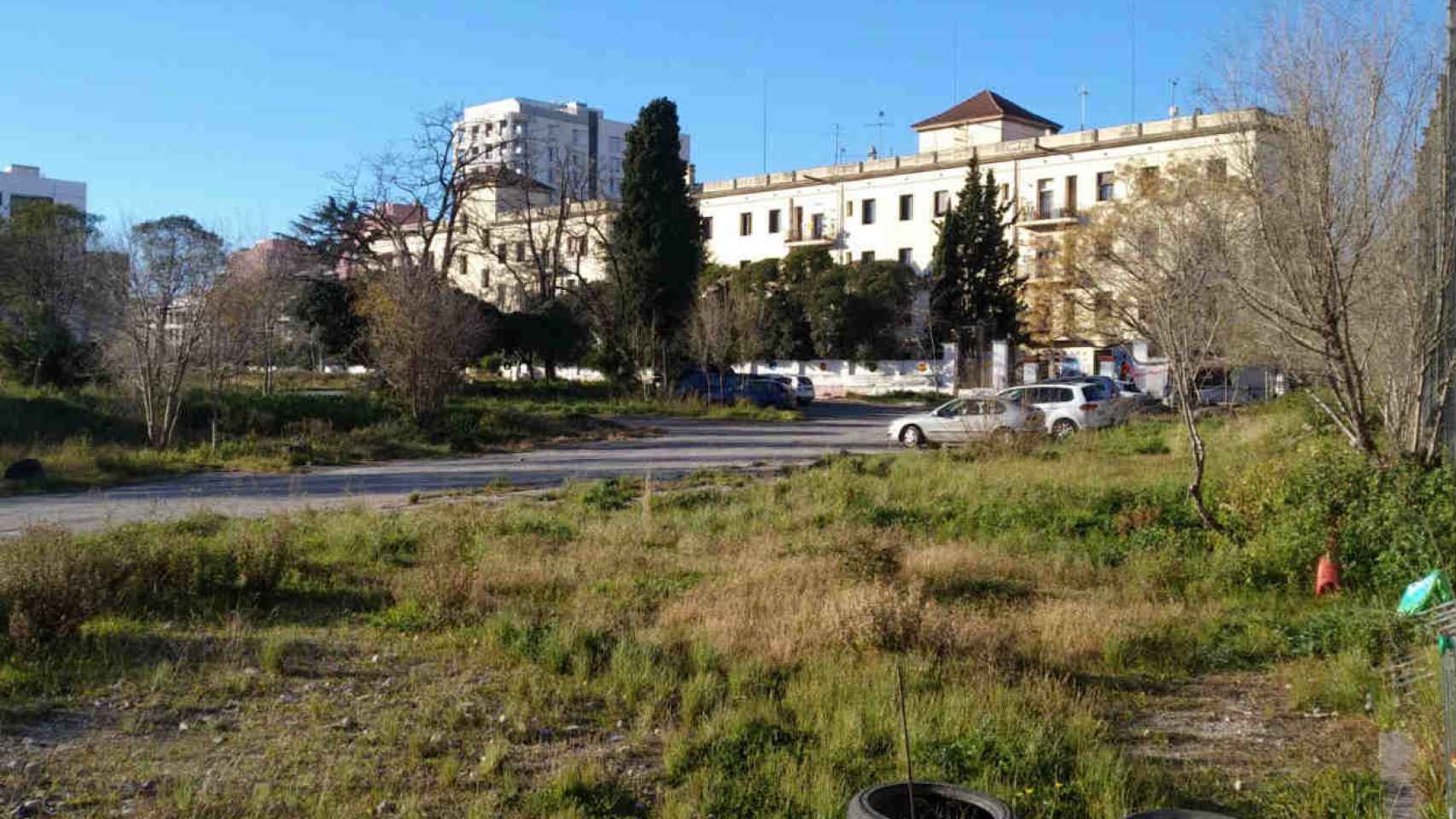 Descampado en el que se ubicaría la nueva zona para atletas refugiados / JORDI SUBIRANA