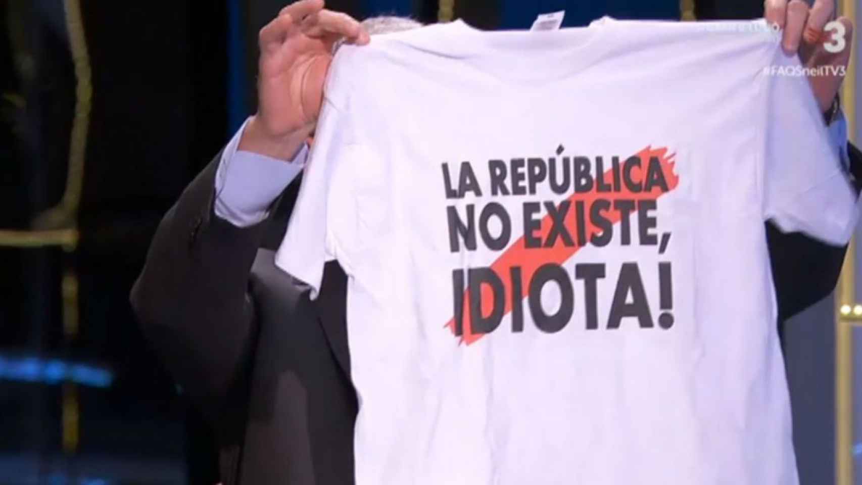 Bou muestra la famosa camiseta en el programa FAQS / TV3