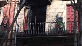 El balcón del piso incendiado en el Raval este lunes / MA