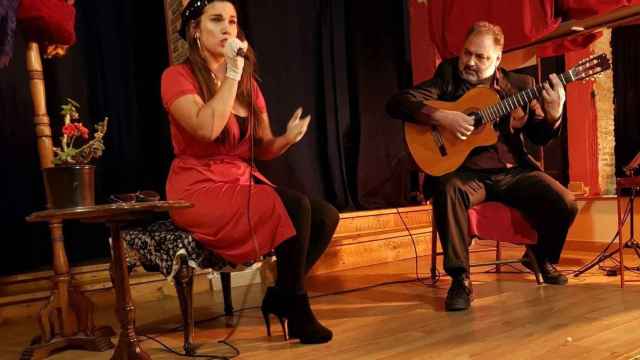 Ana Laura Reichenbach durante su espectáculo de tango y humor en Barcelona