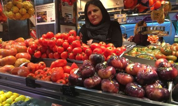 Todo tipo de tomates en un puesto de La Boqueria / MIKI