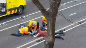 Una imagen de un motorista accidentado en Barcelona / MA