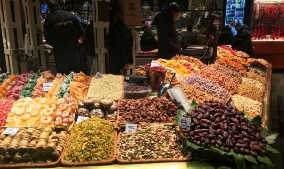 Frutos secos de todos los colores en el mercado / MIKI