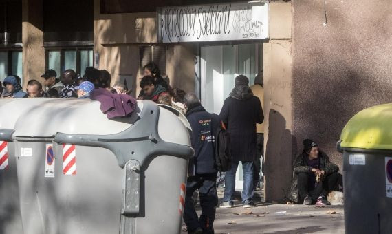 Usuarios de un comedor social en el barrio de El Besòs / HUGO FERNÁNDEZ