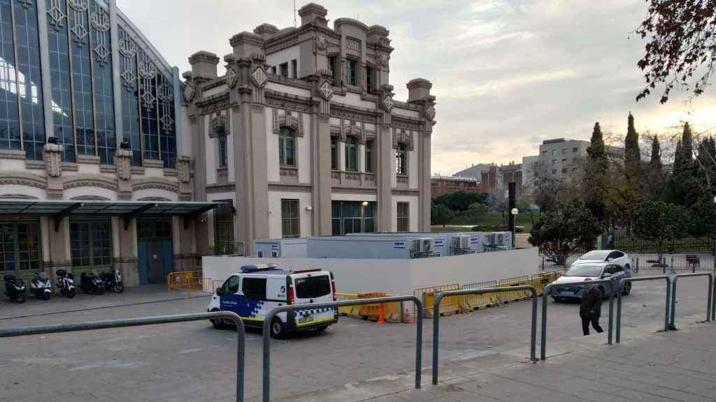 Los contenedores, en plena calle, que las agentes de la Guàrdia Urbana utilizan como vestuarios / JORDI SUBIRANA