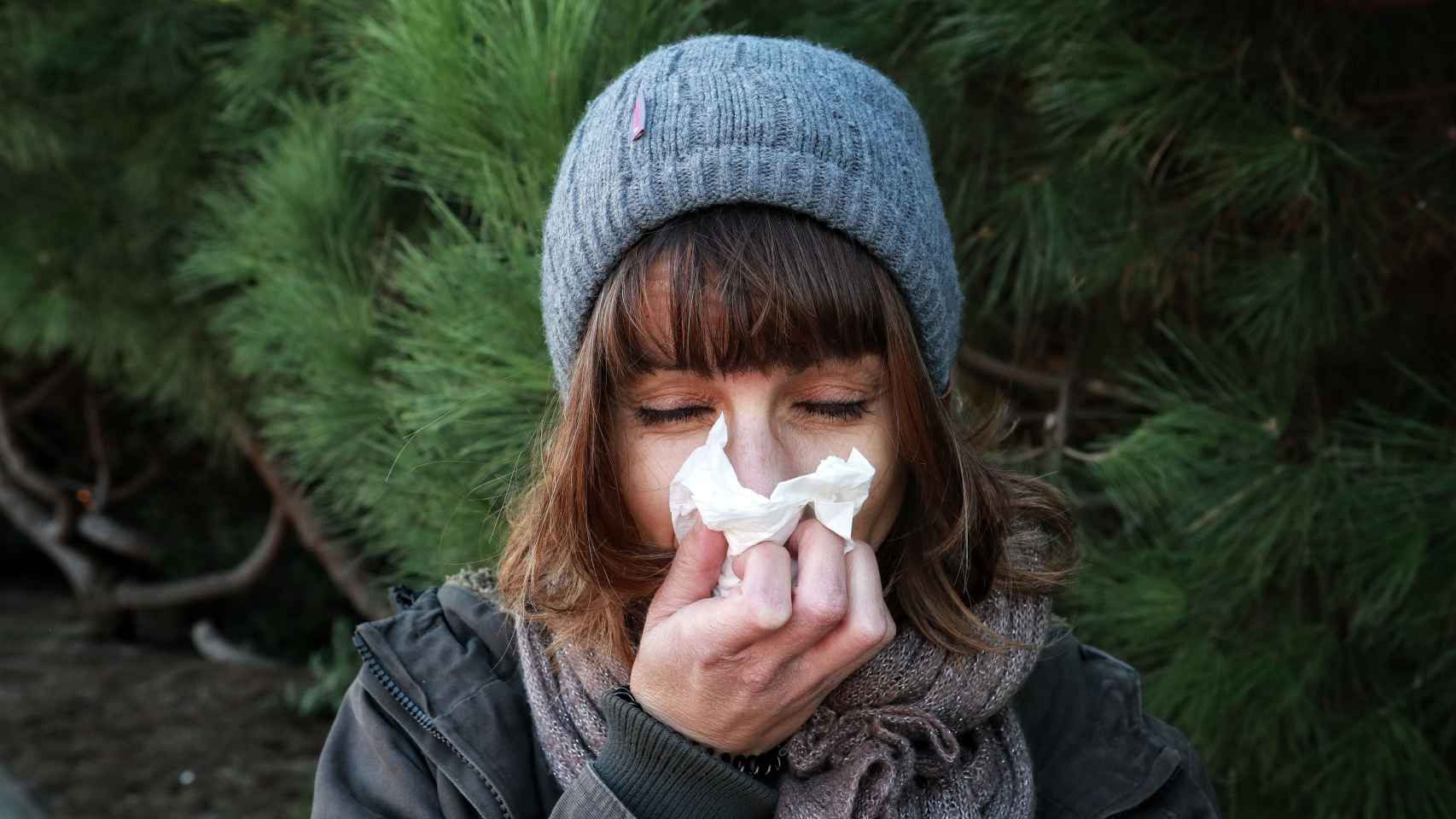 Una persona con síntomas de gripe / HUGO FERNÁNDEZ