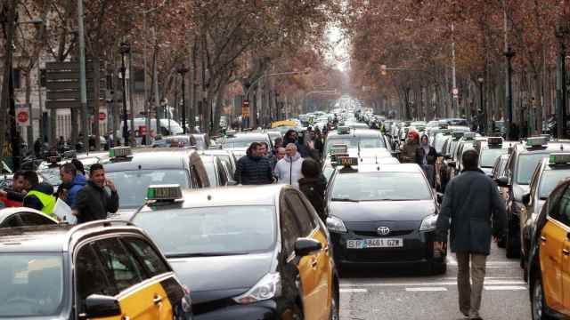 Los taxistas (en la imagen en la Gran Via), amenazan con bloquear la frontera con Francia / HUGO FERNÁNDEZ